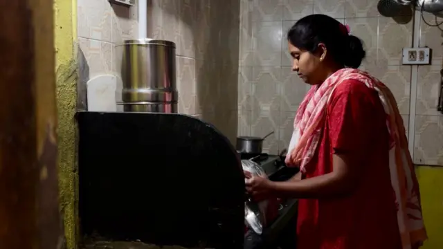 रोज सकाळी किचनमधलं काम उरकून प्रभा सातपुते कोल्हापुरी चपला बनवण्याचं काम करतात.