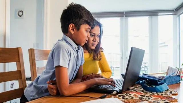 চলমান পরিস্থিতিতে অনেক স্কুল অনলাইনে ক্লাস নেয়া শুরু করেছে।