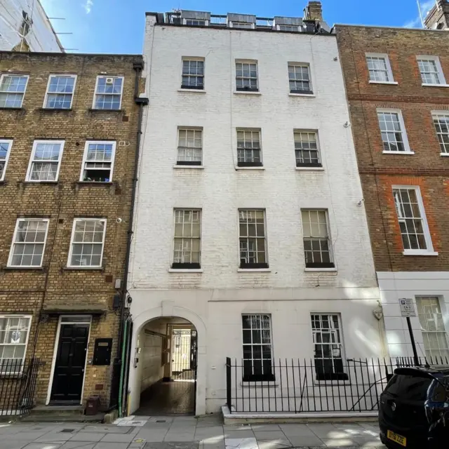 লন্ডনে ইয়ালা গ্রুপের ঠিকানা দেয়া হয়েছে এই বাড়িতে। ১২,০০০ কোম্পানি বাড়িটিকে তার ঠিকানা হিসেবে ব্যবহার করে