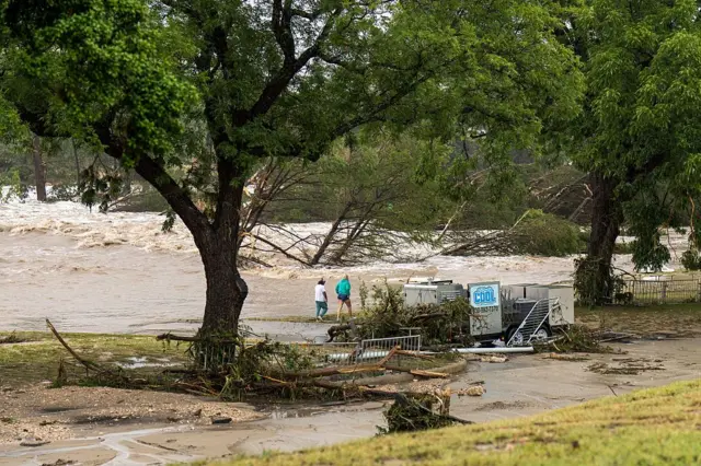 டெக்சாஸில் திடீர் வெள்ளம்: காணாமல் போன குழந்தைகள், அடித்துச் செல்லப்பட்ட வீடுகள்