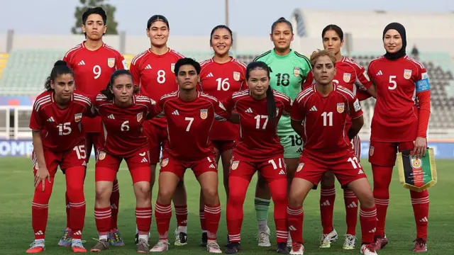 
زنان متحد افغان قبل از مسابقه فیفا یونیتس: سری زنان ۲۰۲۵ بین لیبیا و زنان متحد افغان در ۱ نوامبر ۲۰۲۵ در کازابلانکا، مراکش، برای عکس تیمی ژست گرفته‌اند