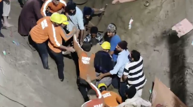 ਬੱਚੇ ਨੂੰ ਬੋਰਵੈੱਲ ਵਿੱਚੋਂ ਬਾਹਰ ਕੱਢਦੇ ਰਾਹਤ ਕਰਮੀ