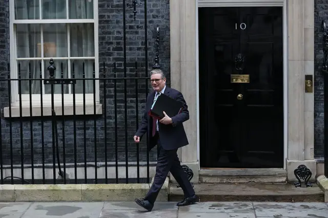 رئيس الوزراء البريطاني كير ستارمر يغادر مقر رئاسة الوزراء في 10 داونينج ستريت.