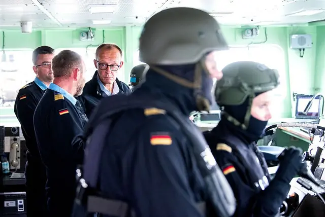 Канцлер Німеччини Фрідріх Мерц розмовляє з солдатами на фрегаті, що полює за підводними човнами 28 серпня 2025 року поблизу Ростока