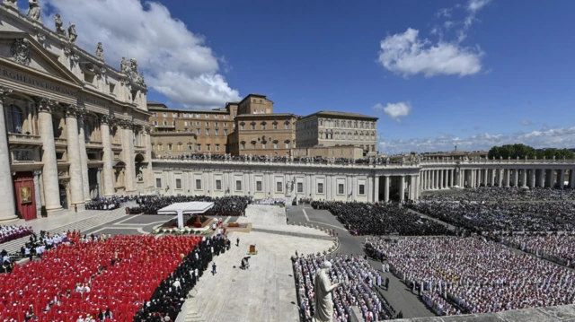 Uma visão geral durante a missa fúnebre do papa Francisco na Praça de São Pedro, na Cidade do Vaticano