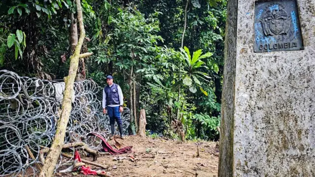 Una persona al lado de los alambres en el Darién