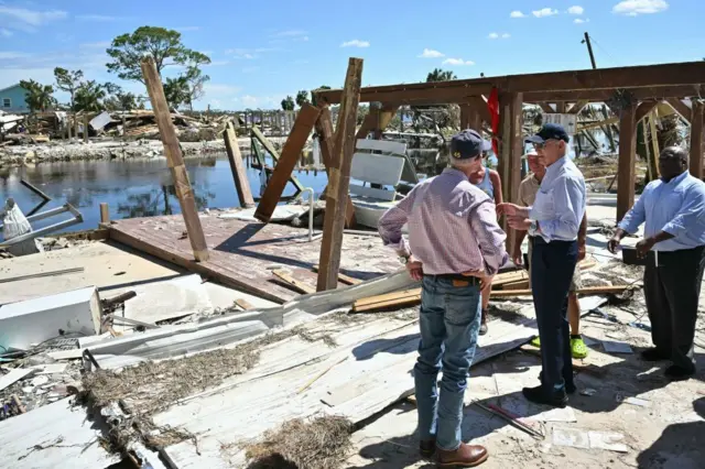 El presidente Joe Biden visita la zona afectada en Keaton Beach, Florida