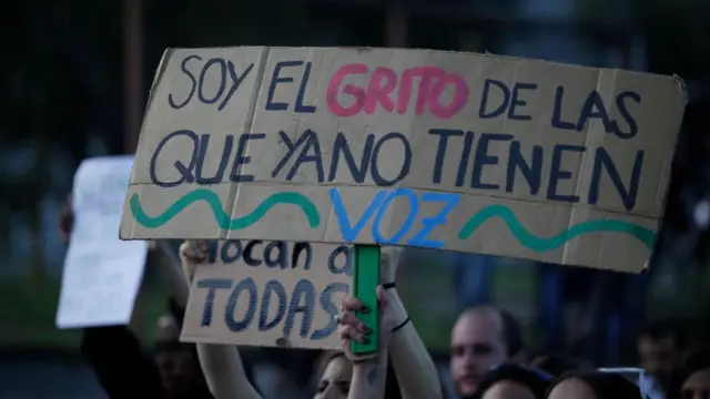 Cartel en una marcha en Ecuador que lee: Soy el grito de las que ya no tienen voz