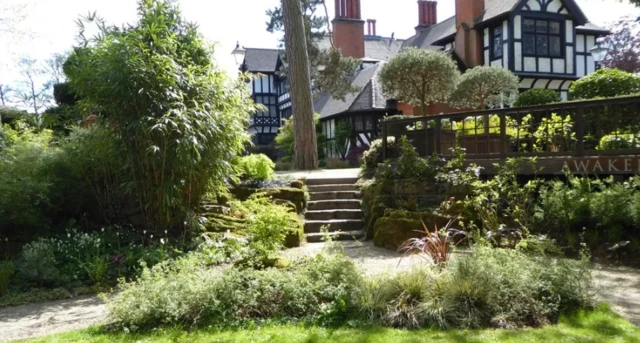 2001માં જ્યોર્જના નિધન પછી ધામ ખાતે તેમના નામે બગીચો બનાવાયો હતો