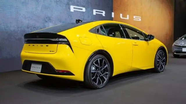 تویوتا پریوس با هیوندای آیونیک ۶ و هوندا آکورد رقابت میکرد