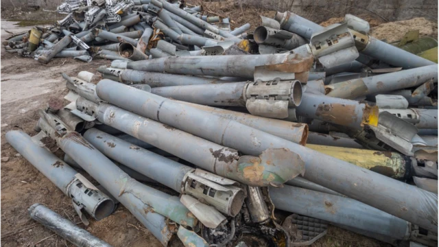 Eneo la kutupa risasi lina mrundo mkubwa wa mabaki ya mabomu ya mtawanyiko ambayo maafisa wa Ukraine wanasema yalikusanywa siku na maeneo tofauti ndani na karibu na jiji la Chernihiv.