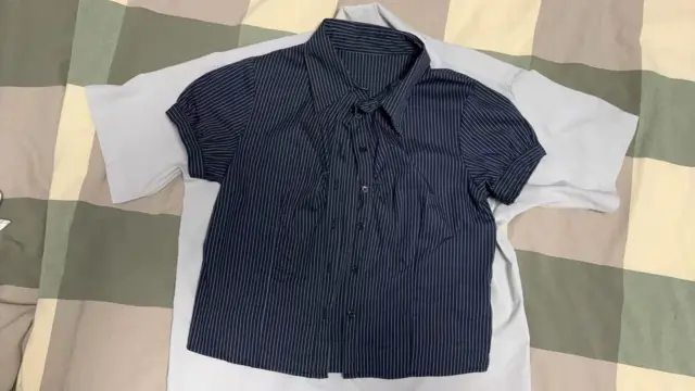 兩件衣服被平鋪在床上