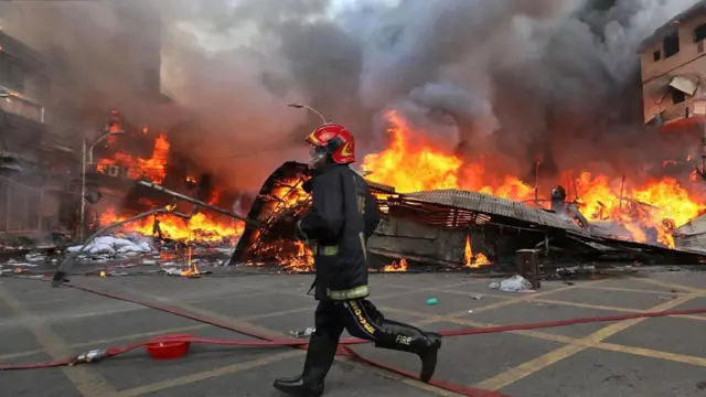 কীভাবে আগুন লেগেছে, তা তাৎক্ষণিকভাবে জানা যায়নি। 