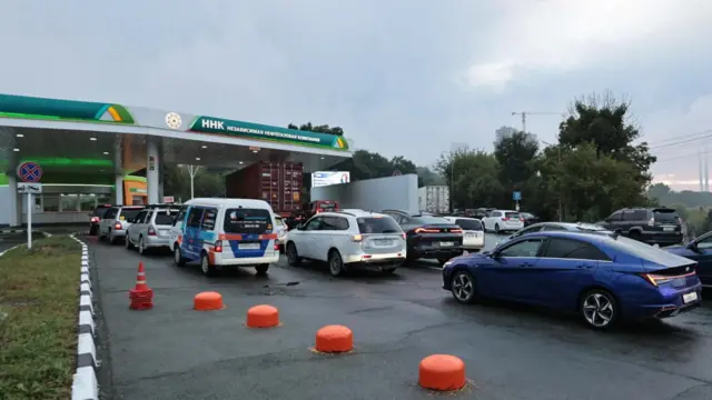 Россия Влдивосток шаҳрида АЁҚШда бензин учун навбат