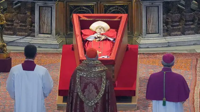 El féretro del papa Francisco en San Pedro