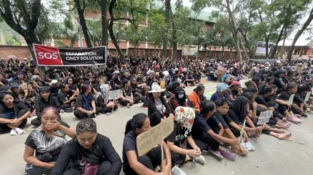 चुराचांदपुर में विरोध प्रदर्शन करती महिलाएं