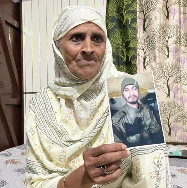 नसरीन बेटे अजहरुद्दीन की तस्वीर दिखाती हुईं 