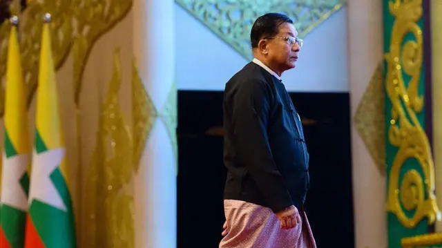 ဗိုလ်ချုပ်မှူးကြီးမင်းအောင််လှိုင်ကို မတ်လ ၂၈ ရက်က လှုပ်ခတ်ခဲ့တဲ့ ငလျင်ကြီး တစ်နှစ်ပြည့်အခမ်းအနားမှာ တွေ့ရတဲ့မြင်ကွင်း