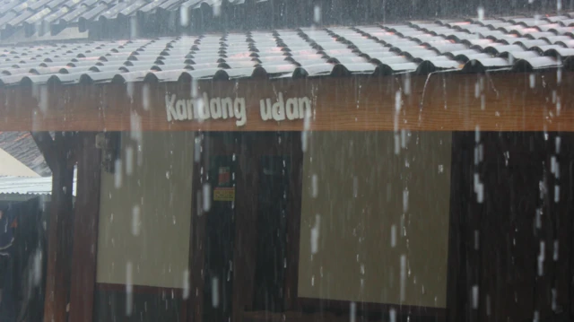 Dalam bahasa Indonesia, Kandang Udan artinya tempat untuk menampung dan memelihara air hujan.