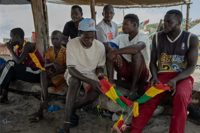 Les jeunes pêcheurs de Fass Boye affirment que la pauvreté les pousse à tout risquer sur l’eau.