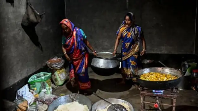 ओडिशाको केन्द्रपाडामा खाना बनाउँदै मानिसहरू 
