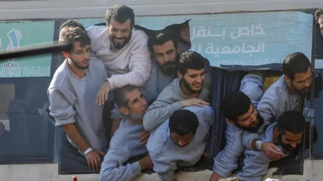 ਇਜ਼ਰਾਈਲ ਦੇ ਜੇਲ੍ਹ ਵਿਭਾਗ ਦਾ ਕਹਿਣਾ ਹੈ ਕਿ ਉਸਨੇ ਜੰਗਬੰਦੀ ਸਮਝੌਤੇ ਦੇ ਤਹਿਤ 1,968 ਫਲਸਤੀਨੀ ਕੈਦੀਆਂ ਅਤੇ ਨਜ਼ਰਬੰਦਾਂ ਨੂੰ ਰਿਹਾਅ ਕੀਤਾ ਹੈ।