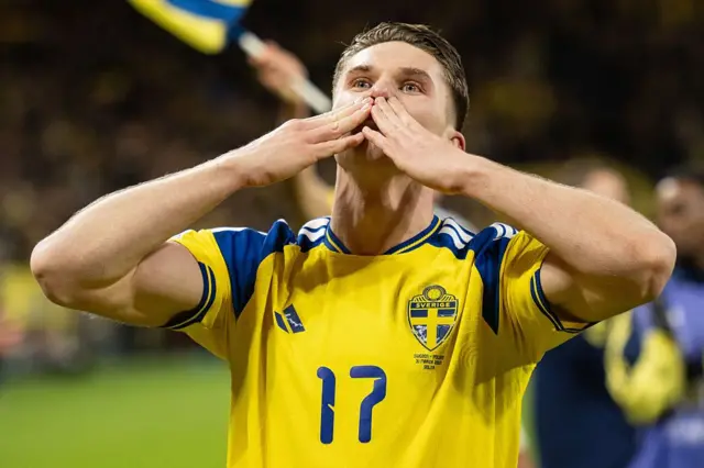 Нападающий сборной Швеции Дьокереш в желтой футболке посылает воздушный поцелуй зрителям