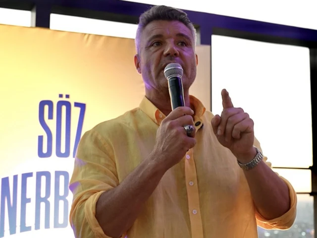 Saadettin Saran elinde mikrofonla konuşma yapıyor