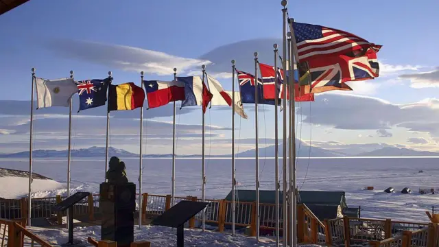 Banderas de varios países ondean en la Antártica.