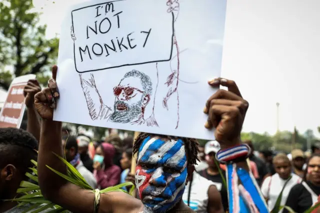Mahasiswa Papua mengecat wajahnya dengan warna bendera Bintang Kejora saat unjuk rasa di Jakarta, Indonesia, pada 28 Agustus 2019. Mereka menuntut kasus pelecehan rasial terhadap mahasiswa Papua di Surabaya, Jawa Timur.