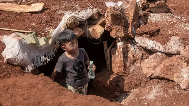 စစ်ရေးပြင်းထန်နေတဲ့ ကယားပြည်နယ်ထဲက ကလေးငယ်တဦးကို ဗုံးခိုကျင်းအနီးမှာ တွေ့မြင်ရစဉ်။ 