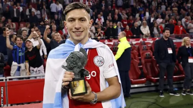 Lisandro Martinez: Beki katili wa Man United