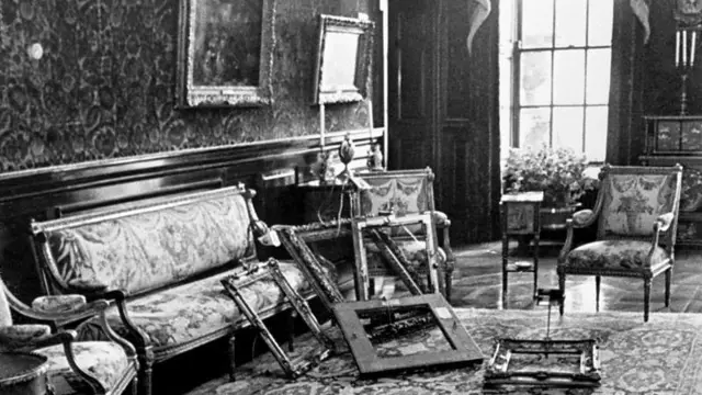 Molduras vazias em uma sala da Russborough House, na Irlanda, após o assalto por membros do IRA em 1974