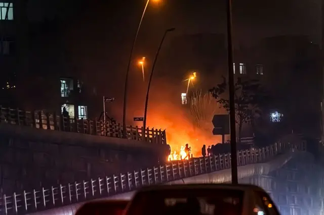 বিক্ষোভ ইরানের শহরগুলোতে ছড়িয়ে পড়েছে