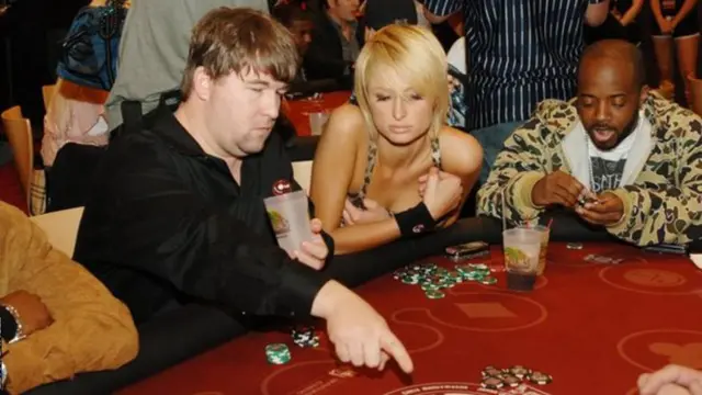 مانی‌میکر (سمت چپ) و پاریس هیلتون (وسط) در لاس وگاس در سال ۲۰۰۵