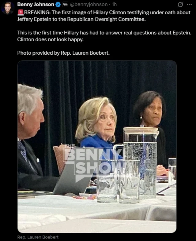Clinton'ın duruşma esnasındaki fotoğrafı