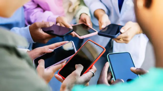 Alunos em seus celulares