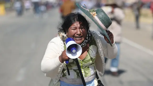 Una mujer reacciona durante los enfrentamientos entre partidarios del expresidente Evo Morales y los del presidente Luis Arce en la carretera entre Oruro y La Paz, municipio de Vila Vila, Bolivia, 17 de septiembre de 2024.