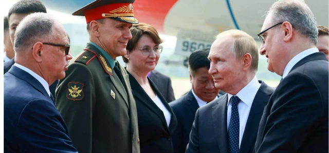 Vladimir Putin mw'iskostime y'ubururu, ikaruvati y'ubururu n'utudomagu n'ishati yera ariko araramukanya n'abandi bategetsi i Tianjin mu Bishinwa, 31 Myandagaro 2024