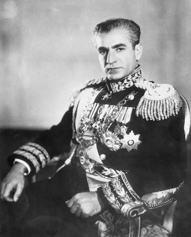 शाह यांनी इराण सोडल्यानंतर देश इस्लामी प्रजासत्ताकच्या दिशेने पुढे गेला होता.