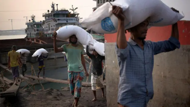 কার্গো থেকে সারের বস্তা নামাচ্ছেন শ্রমিকরা