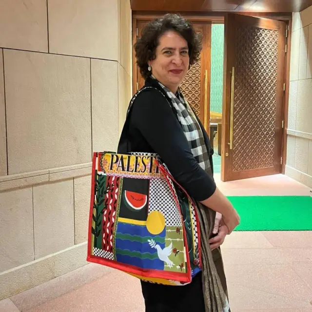 প্যালেস্টাইন লেখা টোটব্যাগ নিয়ে প্রিয়াঙ্কা গান্ধী। ১৬ ডিসেম্বর