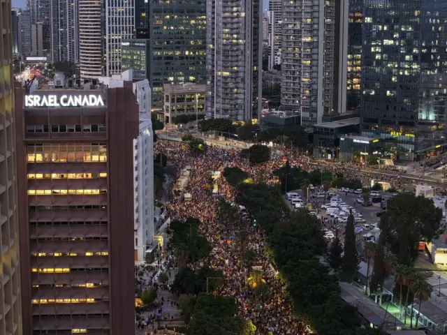 تجمع الناس لتنظيم احتجاج كجزء من إضراب عام لمدة يوم واحد، مطالبين الحكومة بالتخلي عن قرارها بالاحتلال الكامل لمدينة غزة والتوقيع على صفقة للإفراج عن الرهائن في تل أبيب، إسرائيل في 17 أغسطس/آب 2025. (تصوير: يائير بالتي/الأناضول عبر صور جيتي)