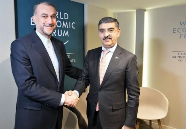 ڈیوس میں پاکستان کے نگران وزیر اعظم اور ایرانی وزیر خارجہ کی ملاقات