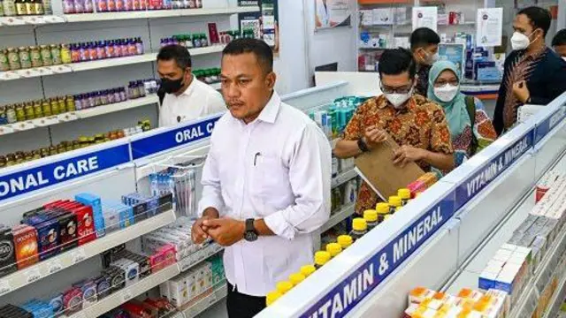Kepolisian di Banda Aceh mengunjungi apotek untuk memeriksa formula obat sirup untuk anak-anak, menyusul banyaknya kematian anak akibat gagal ginjal yang disebabkan oleh zat berbahaya dalam sirup obat.