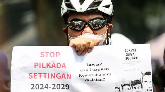 Mahasiswa memegang poster protes selama demonstrasi untuk menolak ratifikasi RUU Pemilihan Kepala Daerah (Pilkada) di depan Gedung DPRD Jawa Barat di Bandung, Indonesia, pada 22 Agustus 2024.