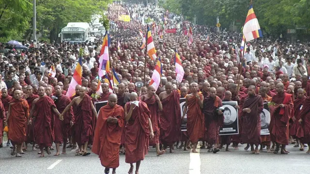 ရွှေဝါရောင် သံဃာများ
