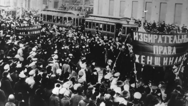 Mulheres nas ruas da Rússia protestando contra a fome e a guerra em 1917