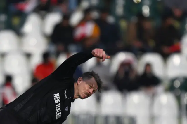 চার উইকেট নিয়ে ম্যাচ সেরা হয়েছেন ব্রেসওয়েল