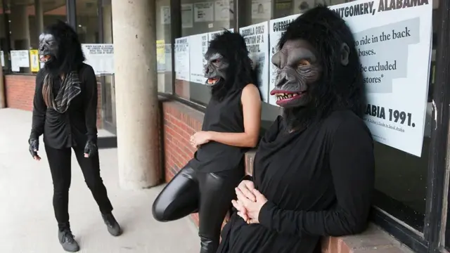 Guerrilla Girls влаштовують акцію протесту у своїх фірмових масках горили, 2015 рік